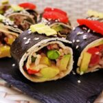 Rollitos veganos de tortilla con algas rellenos de arroz y verduras