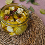 Ensalada griega vegana con queso feta casero vegano