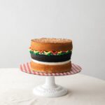 Pastel de Hamburguesa con Crema de Mantequilla como 